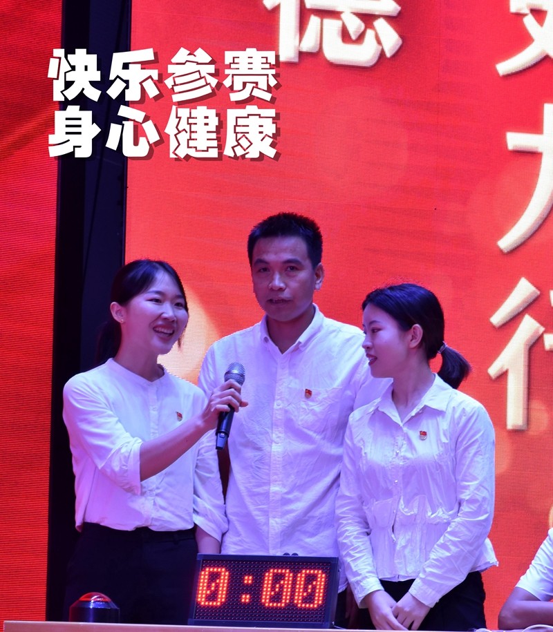 参赛选手斗志昂扬,挑战赛海报的红桃