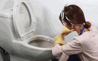 马桶盖子使用时是放下还是抬起来,马桶正确做法到底要不要弄盖子