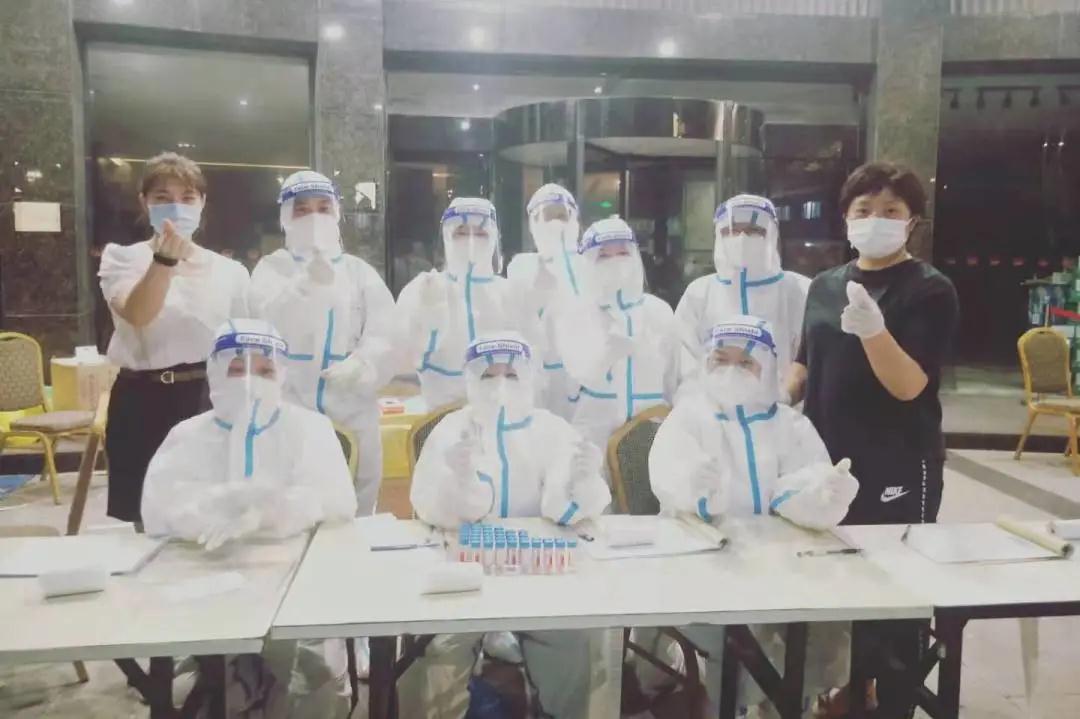 核酸检测医护人员深夜忙,医护人连夜给他们做核酸检测