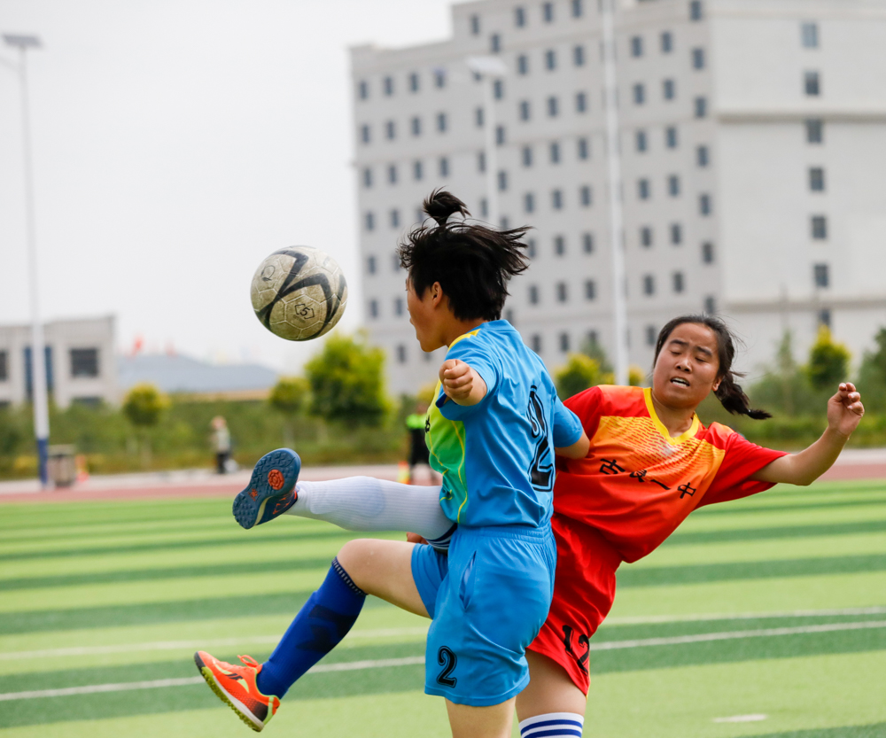 足球看台上的感人时刻,足球场上的感动瞬间文章