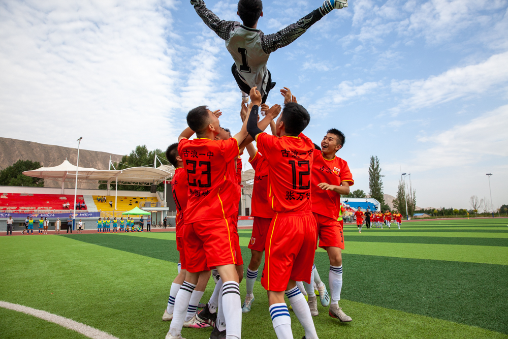 足球赛场上的心酸,足球场上的感动瞬间文章