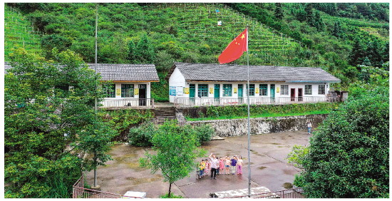 35年的坚守！满头的白发“小吴老师”已经55岁了，脸上写满了温柔