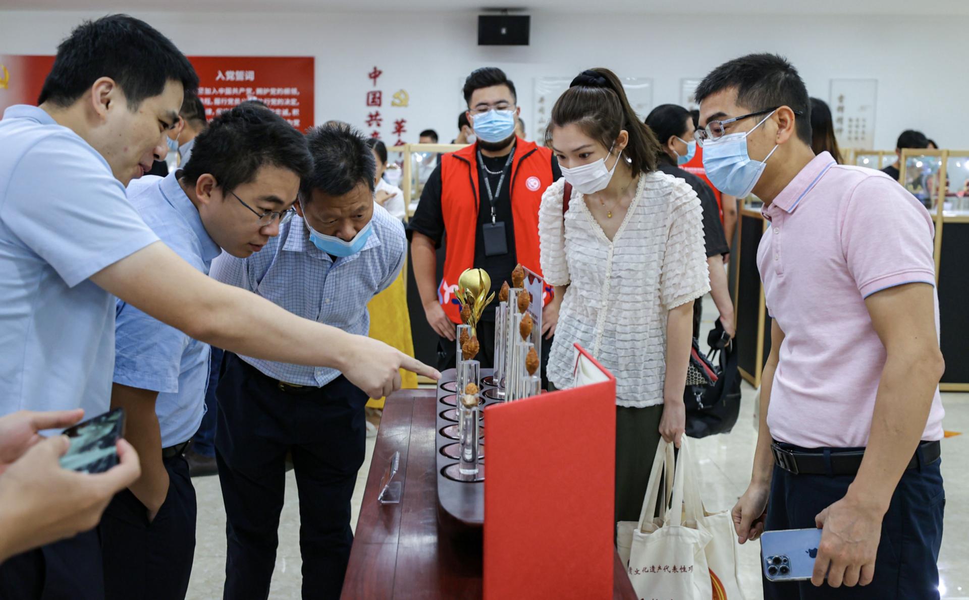 航城街道举办核雕展庆祝建*党**100周年