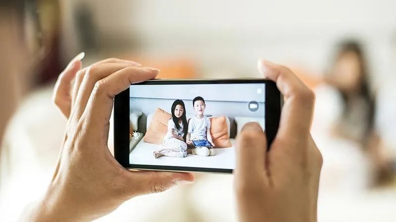 吃播、讲段子、模仿成人,这些“社会摇”的儿童直播,喊停