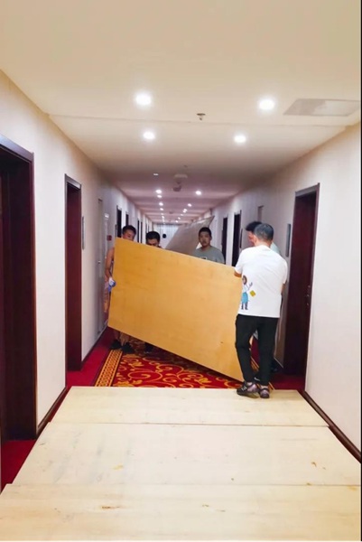 坚守一线抗击疫情,向支援一线抗击疫情的人员致敬