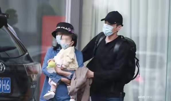 赵又廷高圆圆挽手逛街,赵又廷高圆圆好看照片