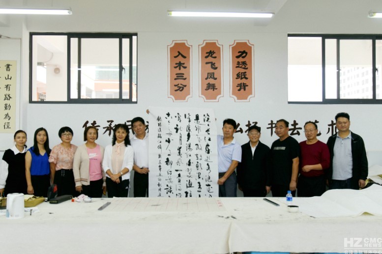 书法家挥毫泼墨送上祝福献爱心,书法家身影出现在公益捐助现场