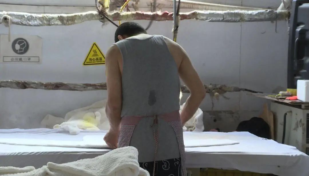 毛衫熨烫工,高温下的坚守热力人