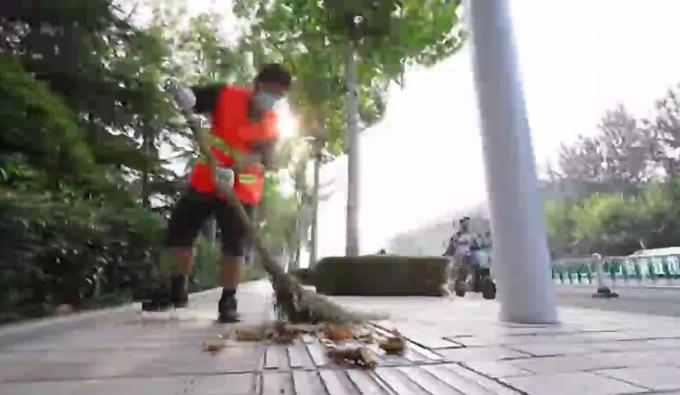 国企老总化身环卫工人,国企老总体验当环卫工