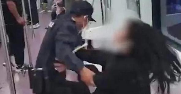 郑州恢复处罚电动车载人,央视报道郑州交警