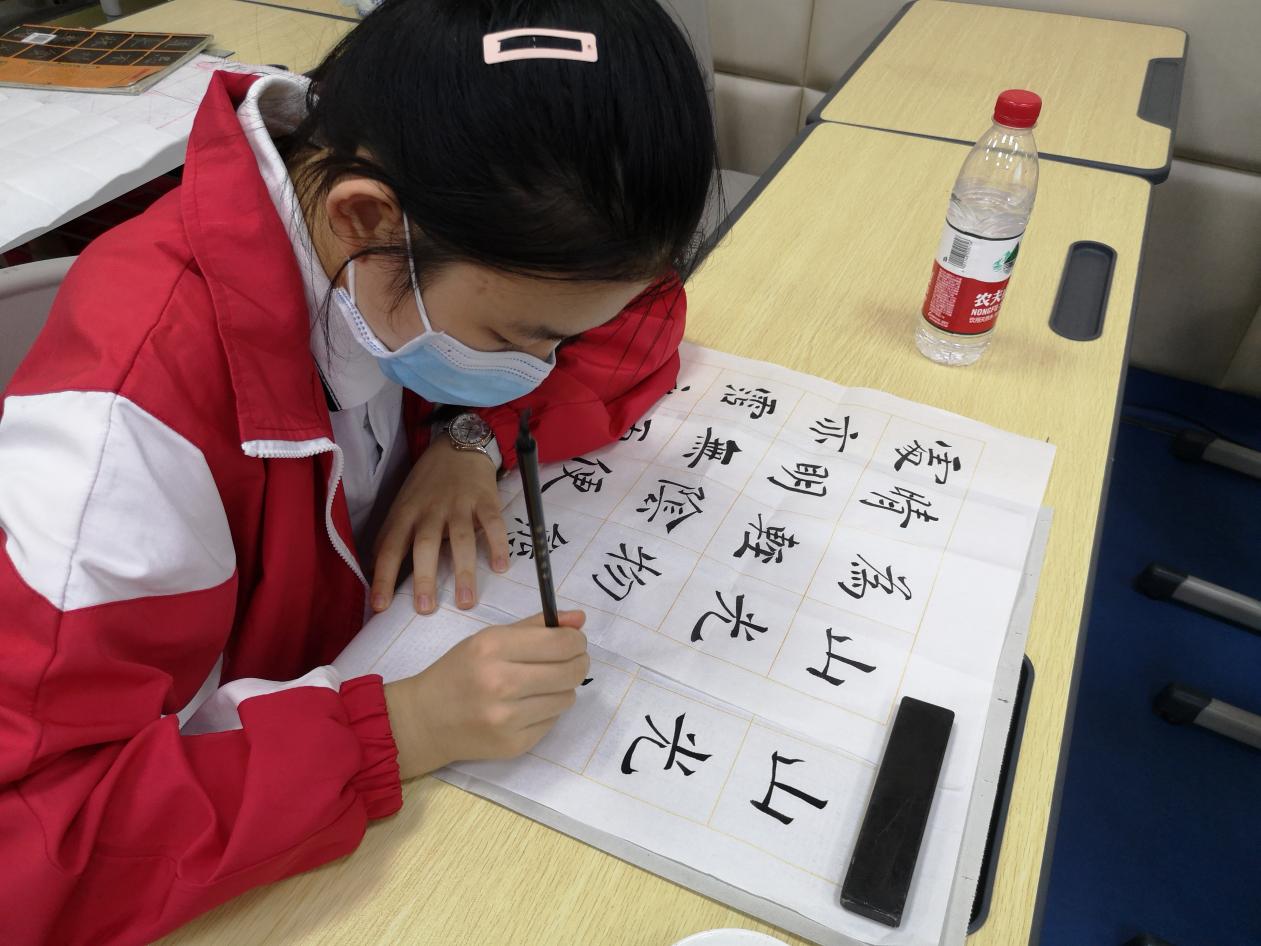 书法进校园翰墨飘香,书法讲座进校园翰墨飘香展风采