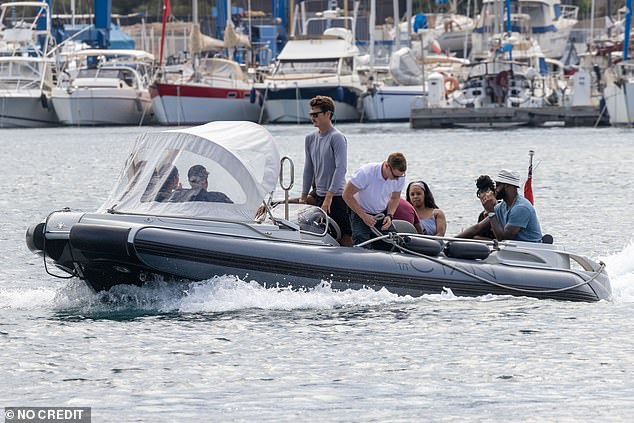 享受生活！媒体晒詹姆斯前天在科西嘉岛品尝冰淇淋度假照