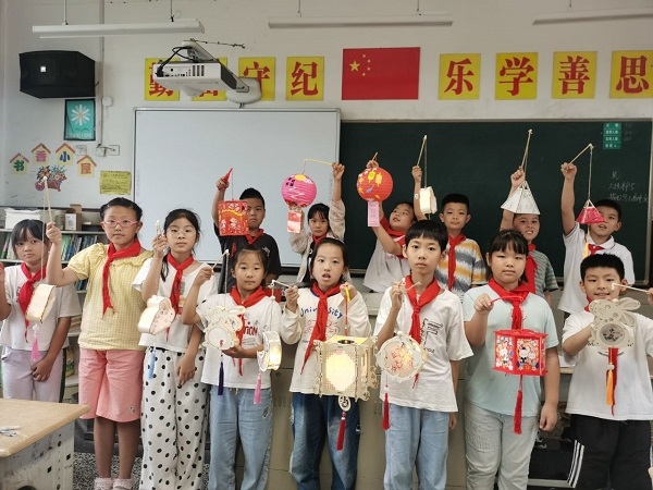 做花灯手工小学生中秋节,巧手制花灯喜迎中秋节