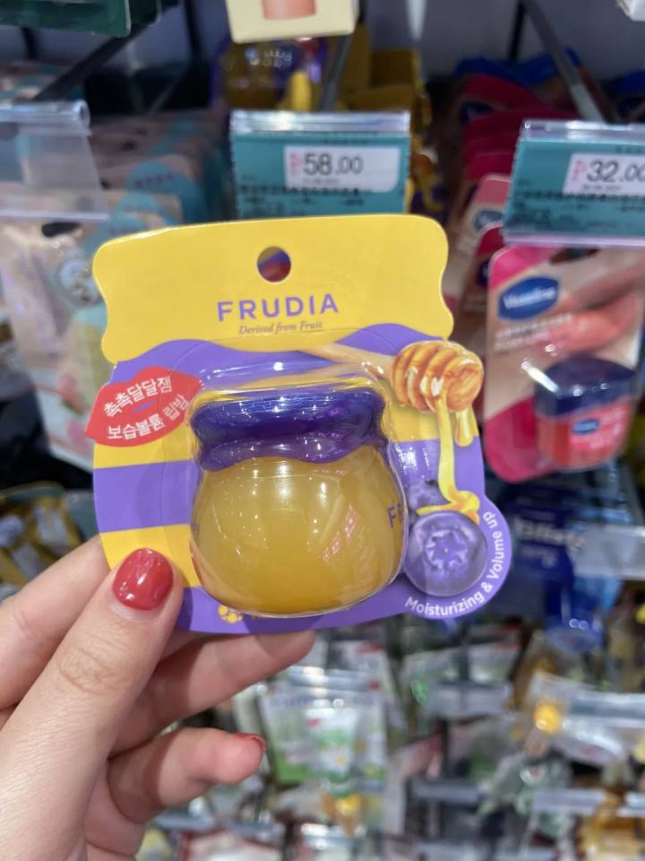 以为是颗奶糖，结果从嘴里拉出一张“人脸”？杭州的日用品超市里也有，包装和糖一样，但是不能吃啊……