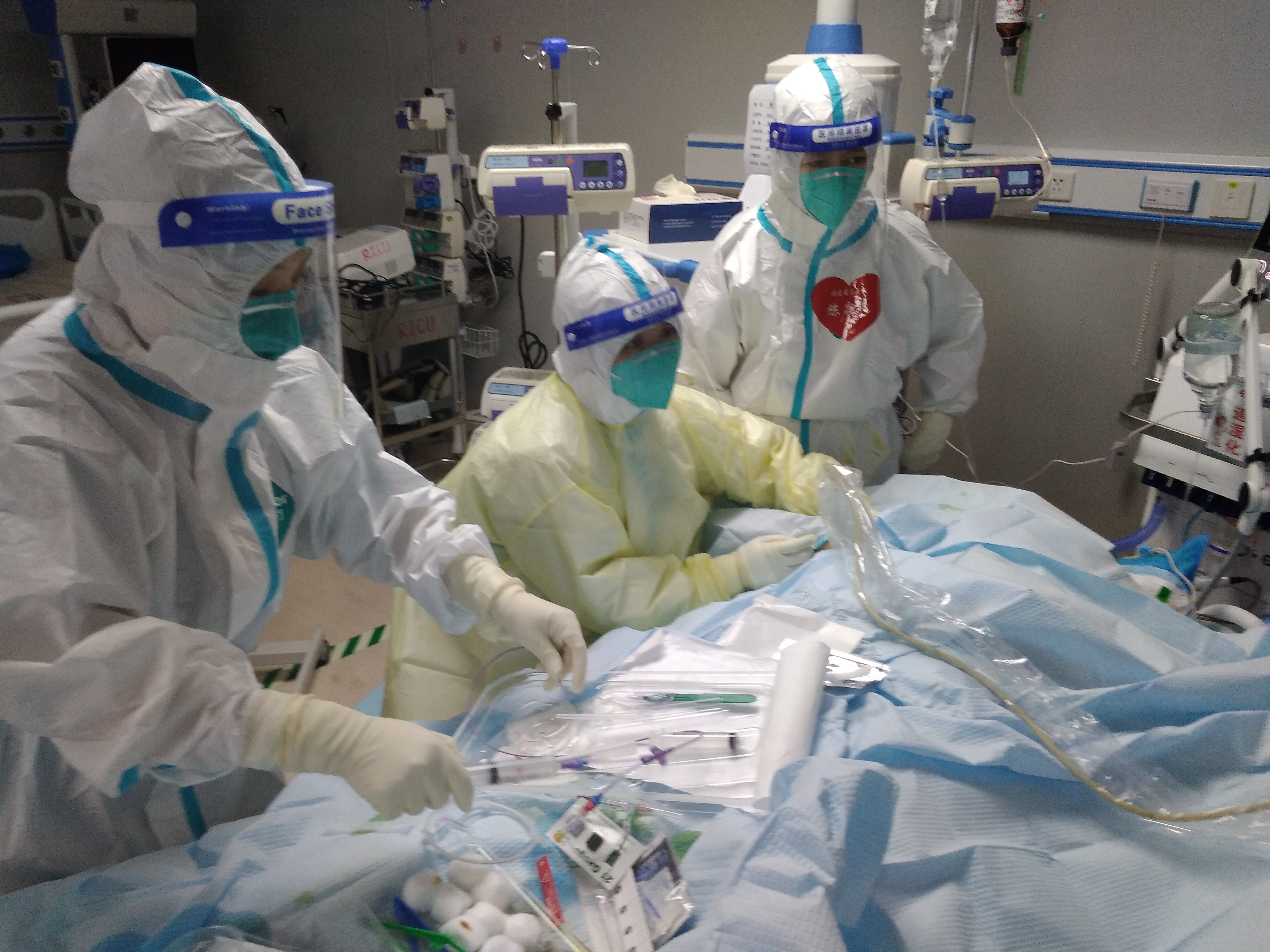 新冠肺炎患者生命通道,一根钢管贯穿医生却靠经验救人