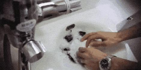 新衣服好脏不要水怎么洗,新衣服怎么洗才会变得柔软