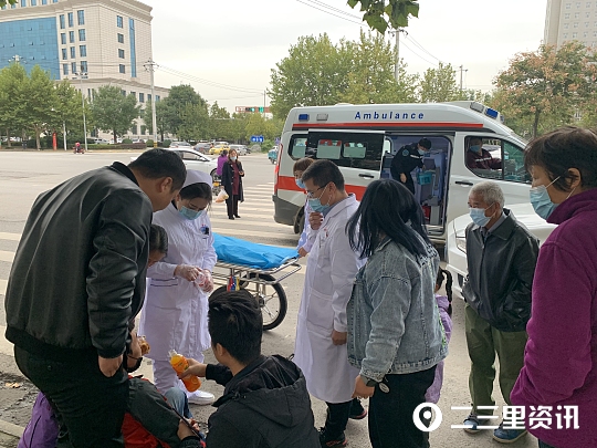 小伙低血糖在路边晕倒,男子低血糖晕倒求助警察