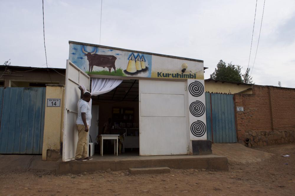 看着卢旺达老哥在奶吧吹奶，我忘记了乳糖不耐
