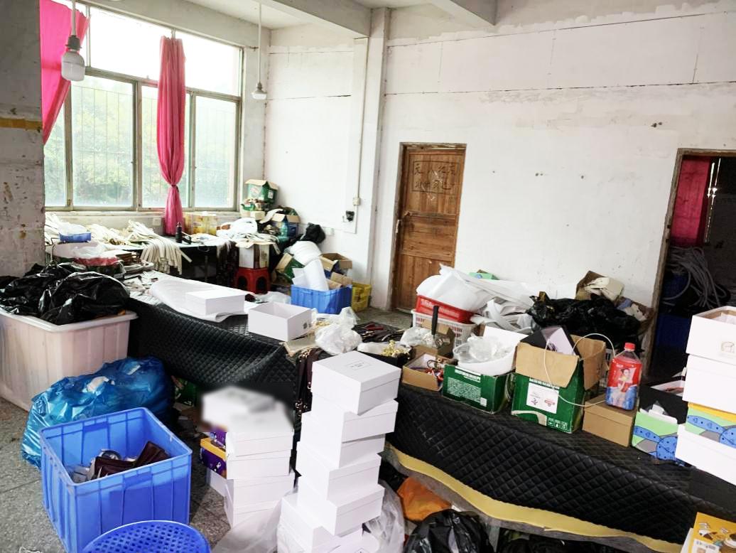 广东查获假冒包包,肇庆警方打击仿冒品牌包包