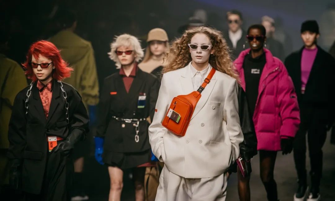 国潮在外国街头,国潮捡垃圾小孩图片