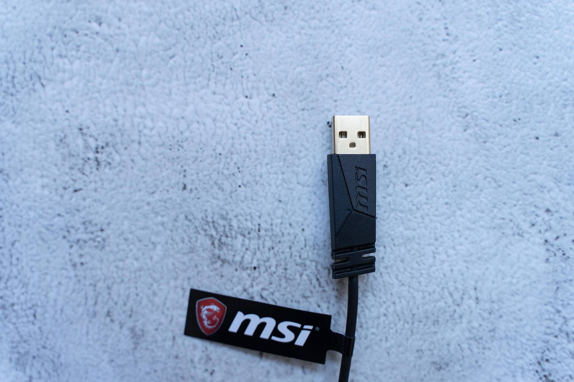 看样子就很有料，这个自带龙纹身的鼠标果然很不一般