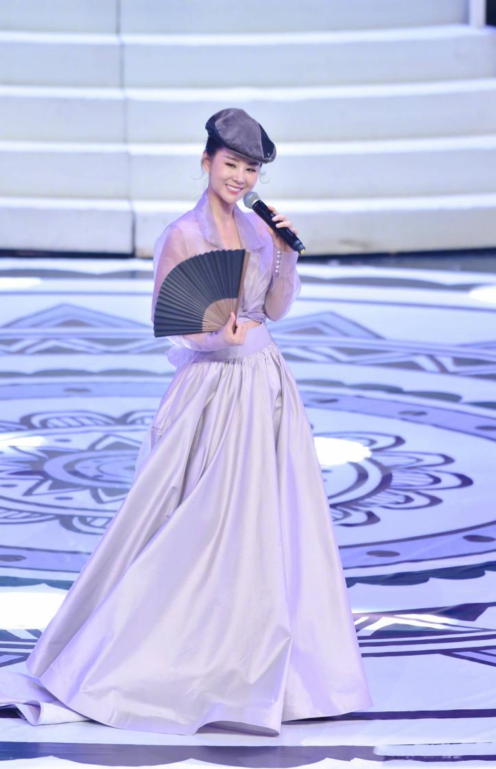 李小萌穿深v领亮片连衣裙亮相,李小萌穿着黑色裙子戴束腰