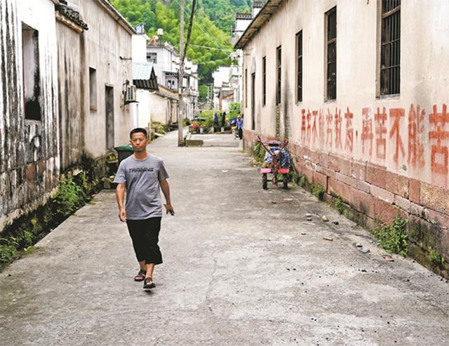 “兵王”王忠心：妻子“笑话”只长胡子不长职位，退役后过得如何