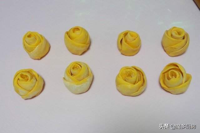 手把手教你做玫瑰花馒头，南瓜泥揉面，色泽金黄口感香软，好吃
