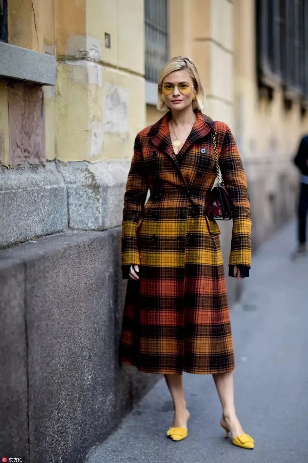 墨绿色格纹大衣怎样搭配好看,短款格纹毛呢大衣的搭配方法