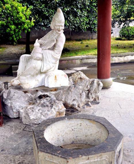 西湖畔有个古寺，井底藏千年神木，是济公施法术运来的