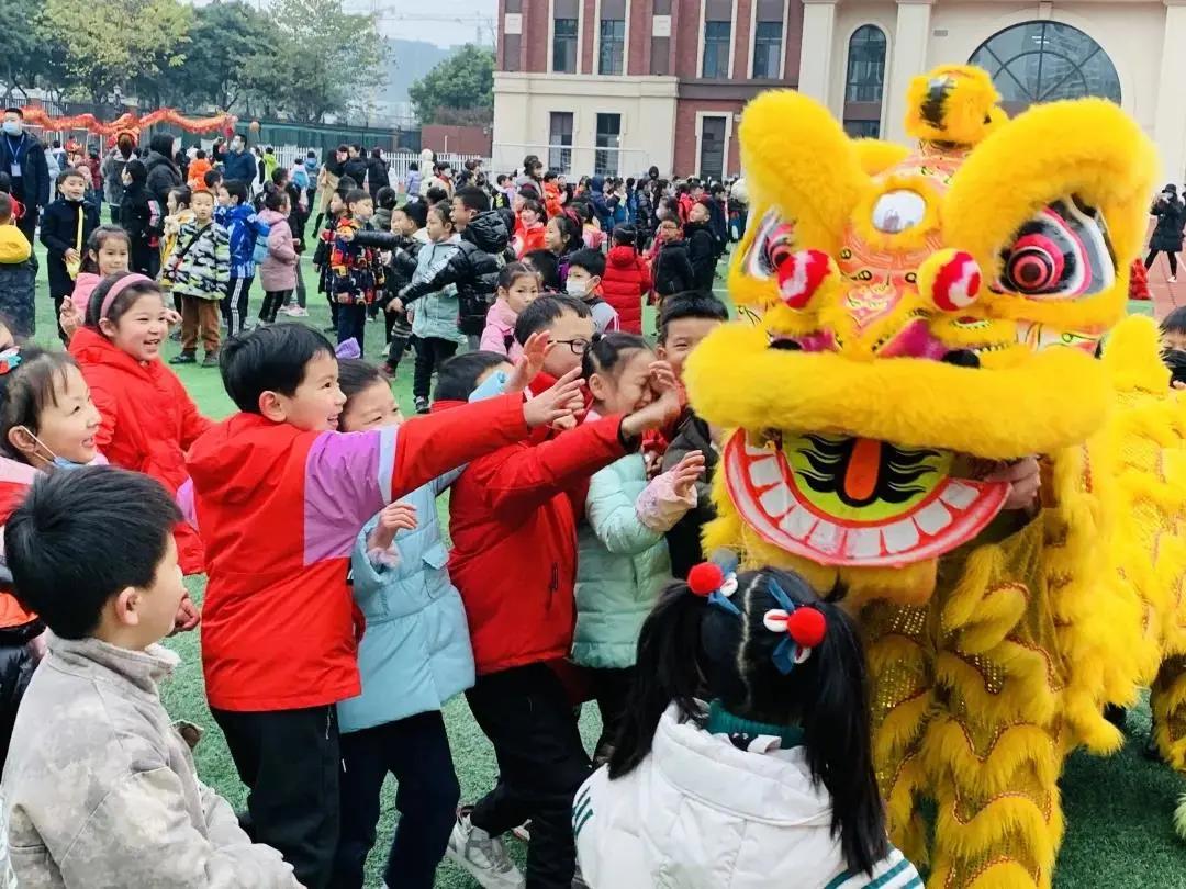 新学期新气象学校精心准备迎开学,新学期校园新气象