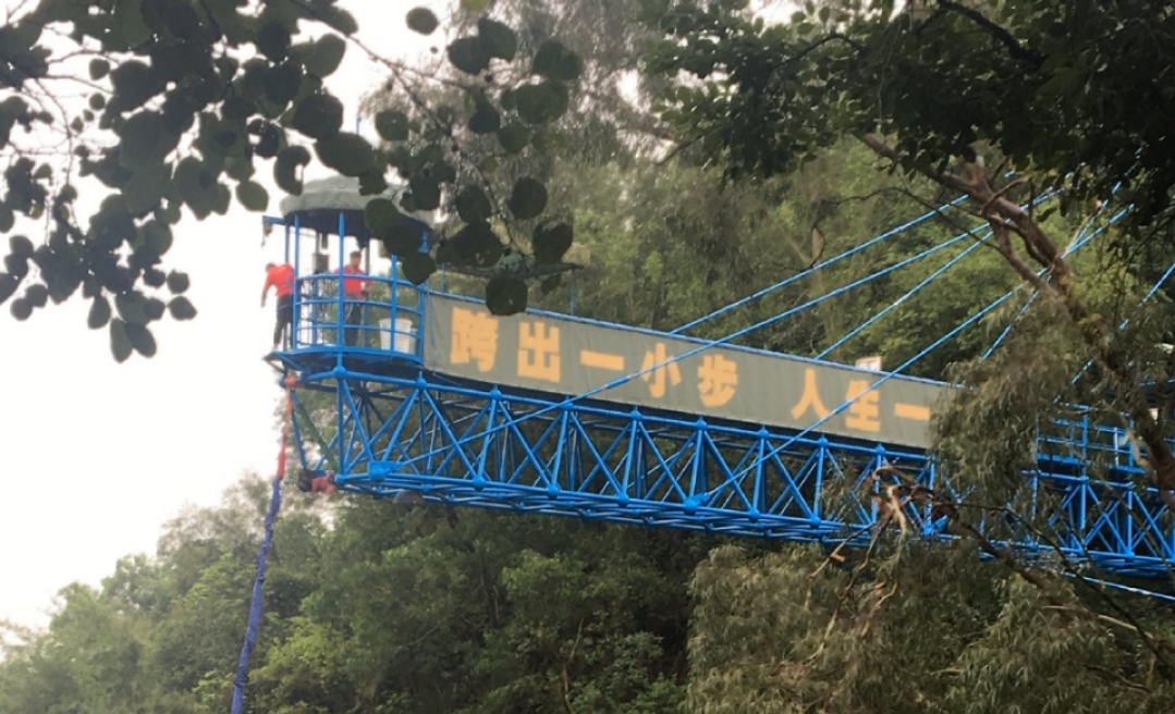 最刺激的蹦极挑战视频,最刺激吓人的蹦极