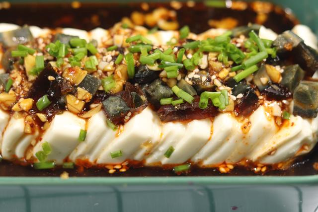 如何巧切皮蛋不粘刀呢,皮蛋豆腐怎么把豆腐完整取出