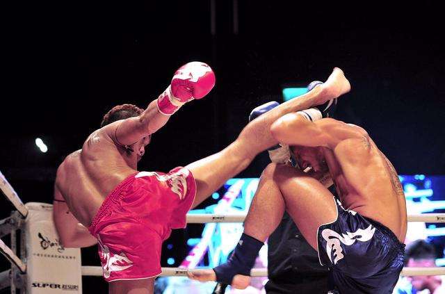 与李小龙齐名的拳霸竟被一腿丧命,能和李小龙一拳打得一样重的人