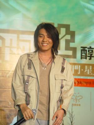 王杰被毒嗓子是真是假,王杰被毒哑之谜