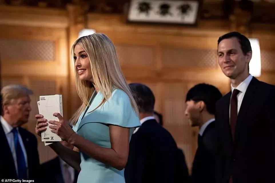 拿到EXO的签名专辑，特朗普露出了这样的表情......