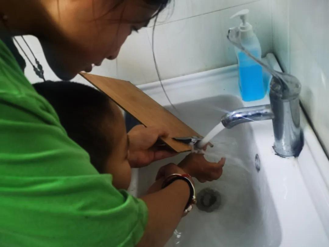 小孩手夹门上消防员来帮忙视频,新余男童手卡门缝消防救援脱险