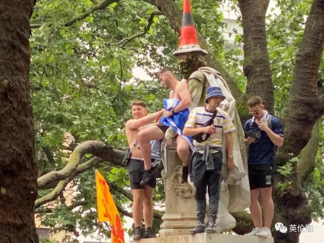 街头斗殴、醉酒裸奔...一大波短裙男子不顾警告涌入伦敦