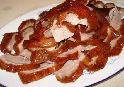 烤鸭肥而不腻回味无穷,烤鸭真好吃又酥又香