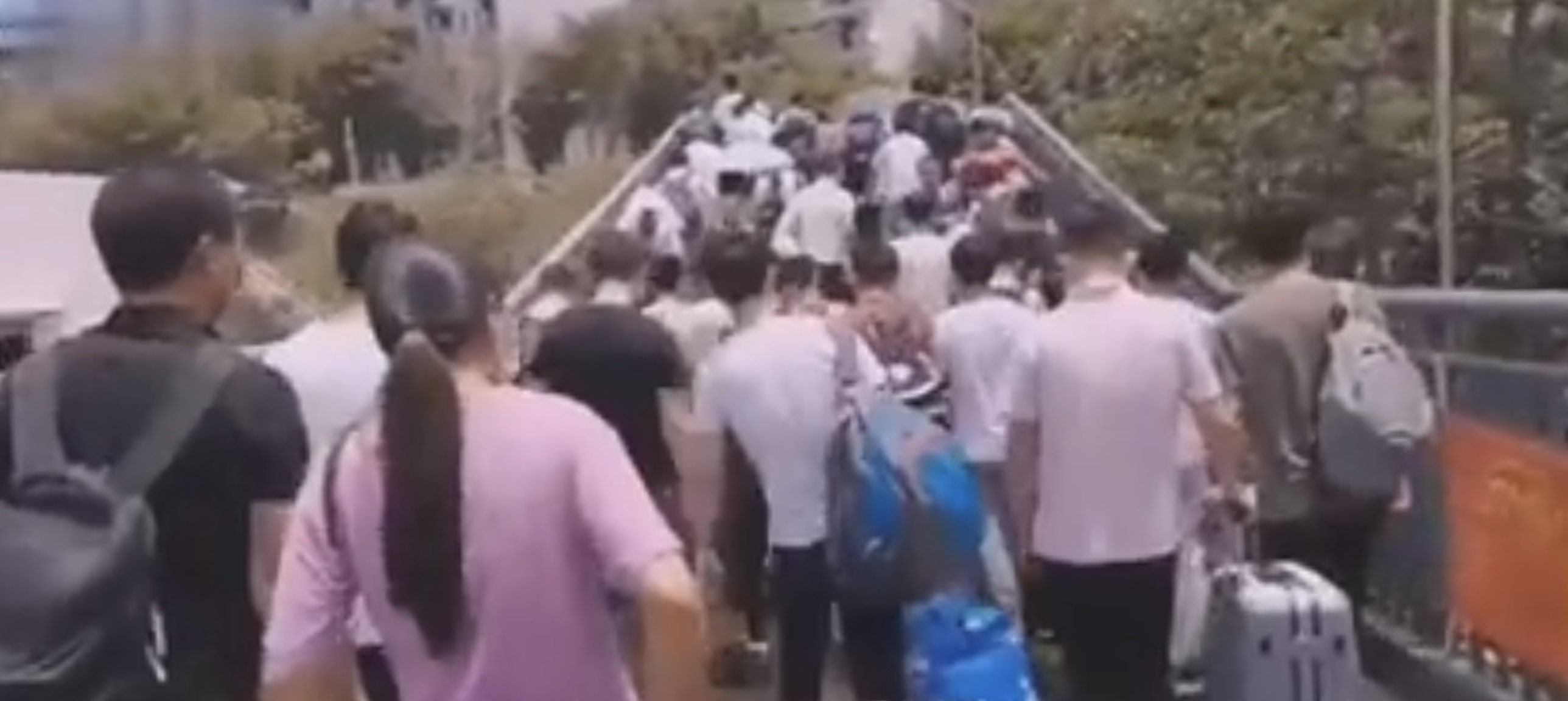 比亚迪厂内日常工作,比亚迪工厂是站着上班吗