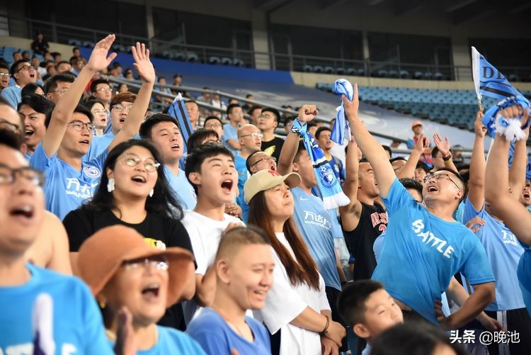 大连人对阵北京国安精彩回放,大连一方山东鲁能球迷助威