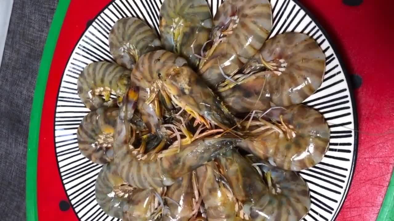 椒盐虾鲜香酥脆可口让你虾壳吮指,虾壳焦脆虾肉鲜甜的椒盐皮皮虾