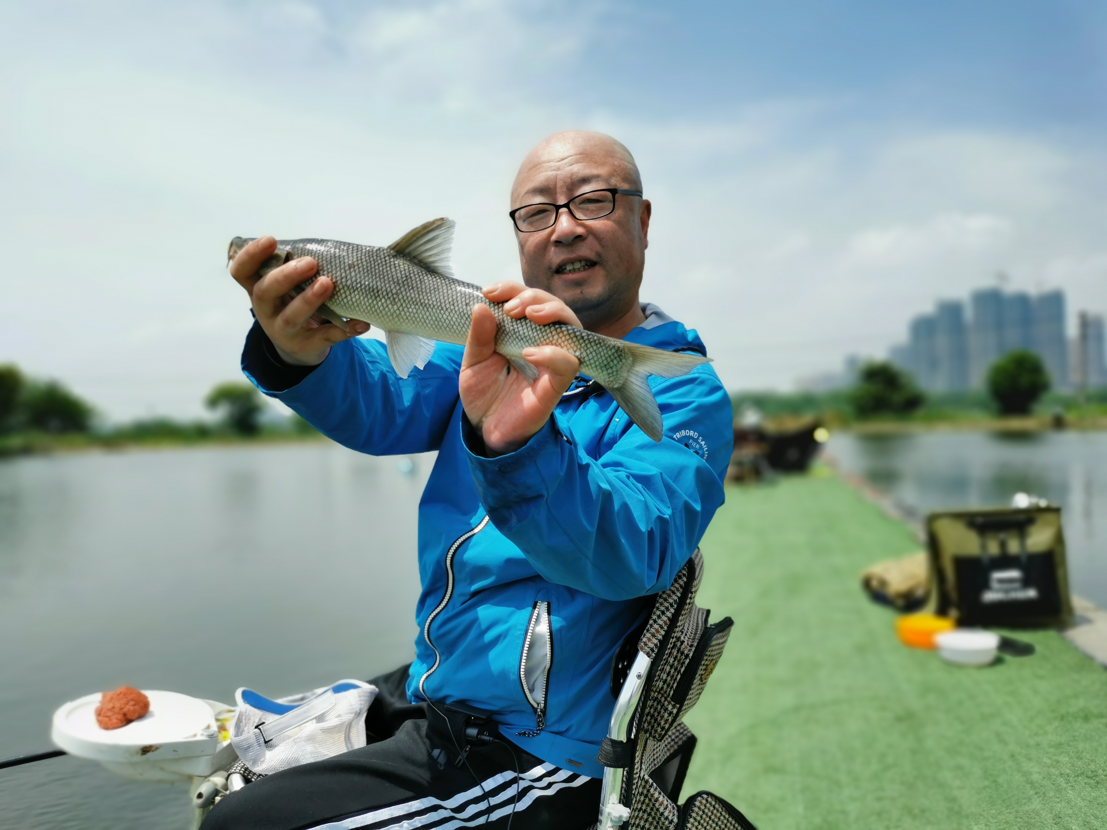 钓友去渔具店买渔具,去渔具店买钓鱼渔具怎么选