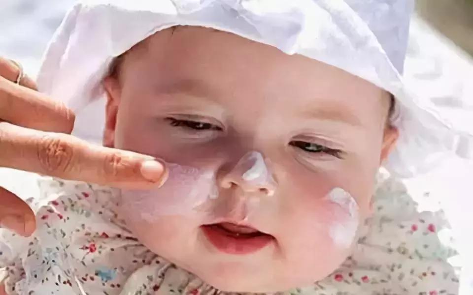 宝宝秋冬季干燥泛红皲裂怎么办,宝宝皮肤干裂怎么擦