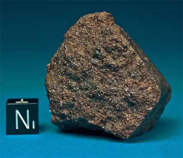 真正黑色碳质陨石内外有什么特征,真正的月球角砾岩陨石表皮特征