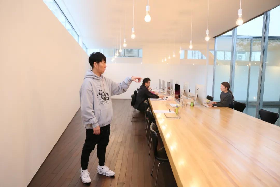 他为优衣库、日清变出设计魔术，这位日本设计师正在上海办展