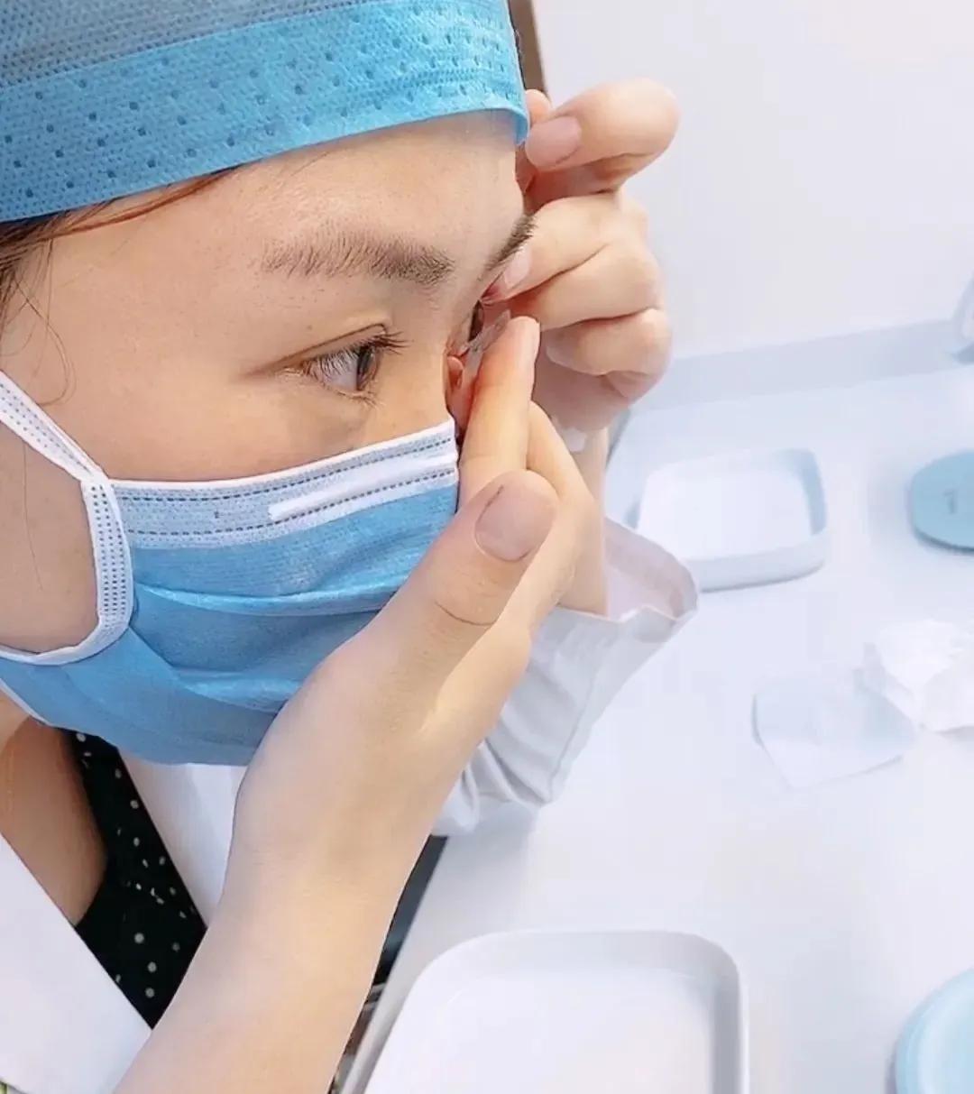 隐形眼镜怎么摘新手一次成功,隐形眼镜怎么摘都摘不下有影响吗