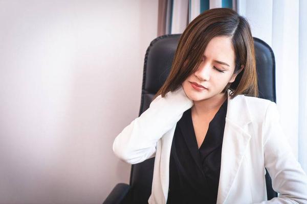 脖子发出咔咔的响声如何缓解,如何让颈椎发出咔咔声音