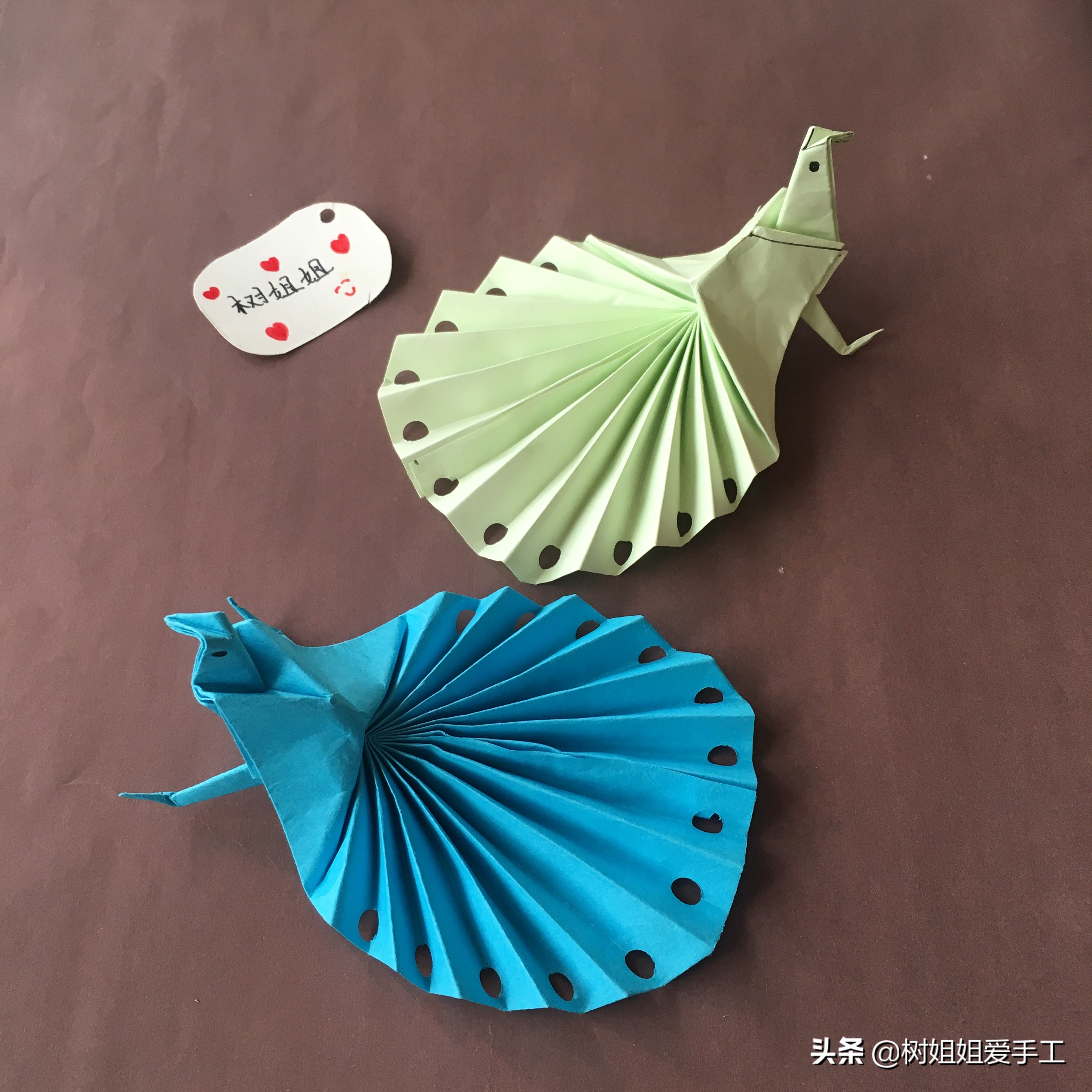 拖尾孔雀的三角插教程,折纸孔雀尾巴怎么折