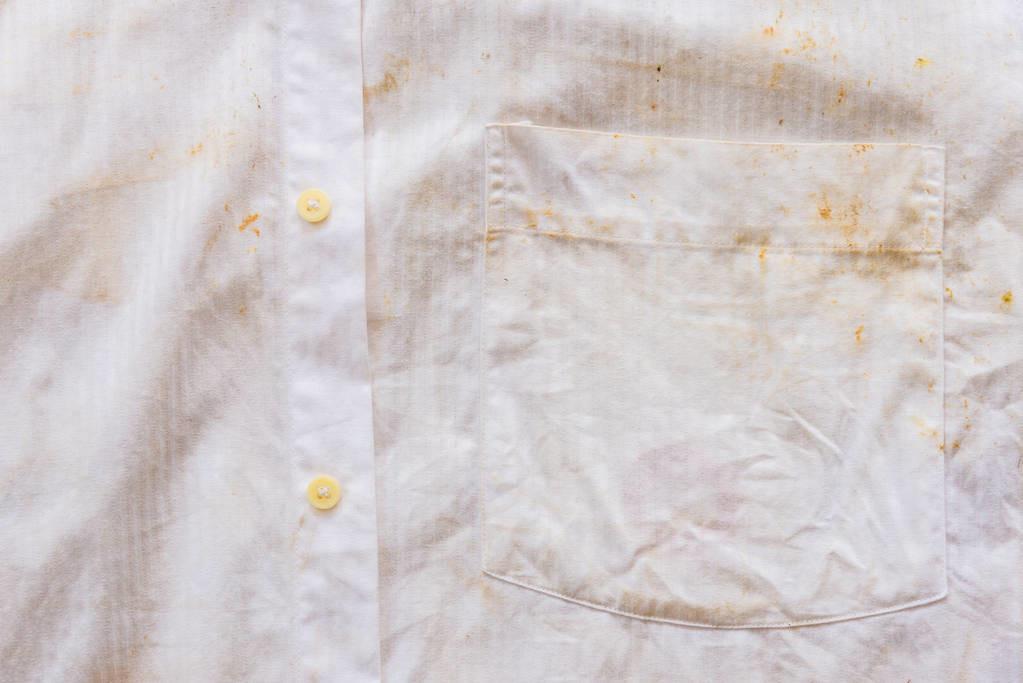 收藏！白色衣服清洗保养有妙招，轻松解决衣服发霉发黄油渍问题